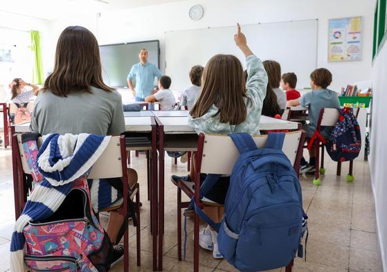 Varios niños en un aula de un colegio en una imagen de archivo.