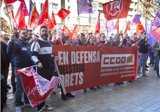 Concentracion de personal de ITV frente al complejo administrativo 9 d'Octubre