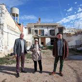 El arquitecto Juan Ballester, la profesora Goya Gil y el economista Martín García, socios de Resistir, en el espacio que ocupará su futuro hogar, el bloque de viviendas colaborativas de 'Conviure' en Godella.