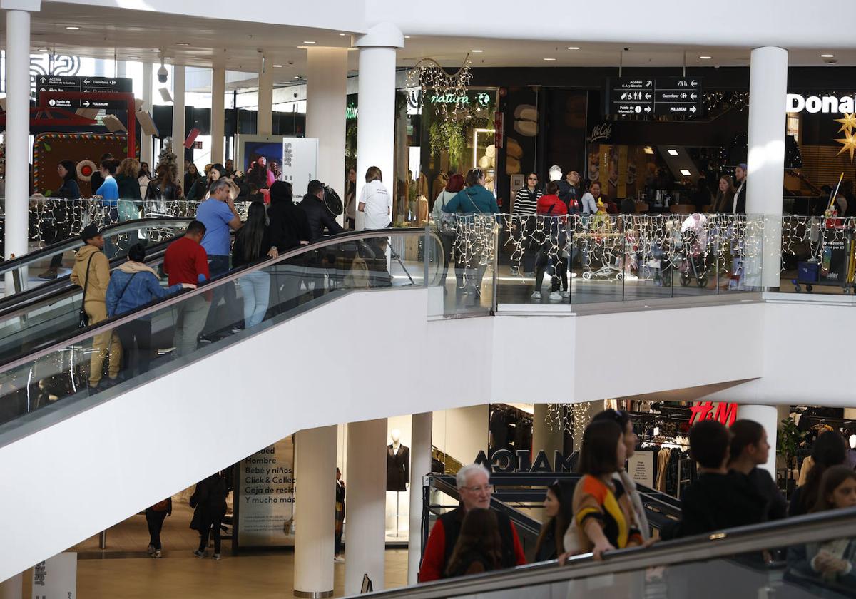 Gente de compras en un centro comercial en Valencia las pasadas Navidades.