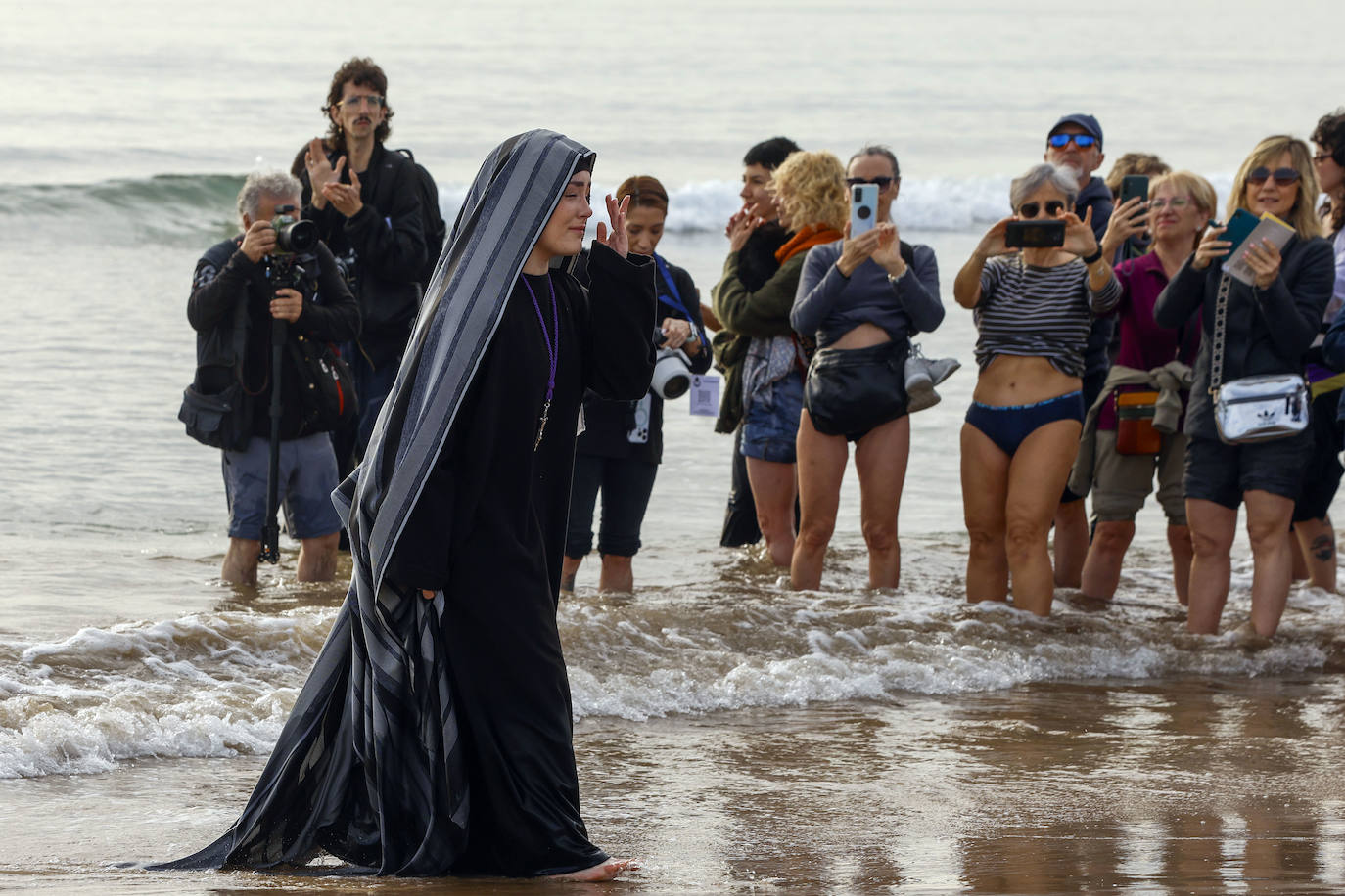 Encuentro de los Cristos y visita a la playa del Cabanyal, en imágenes