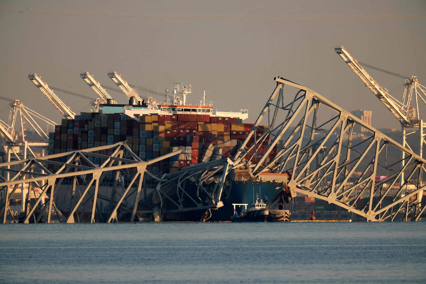 Una de las grúas más grandes del mundo retira los restos del puente colapsado en Baltimore