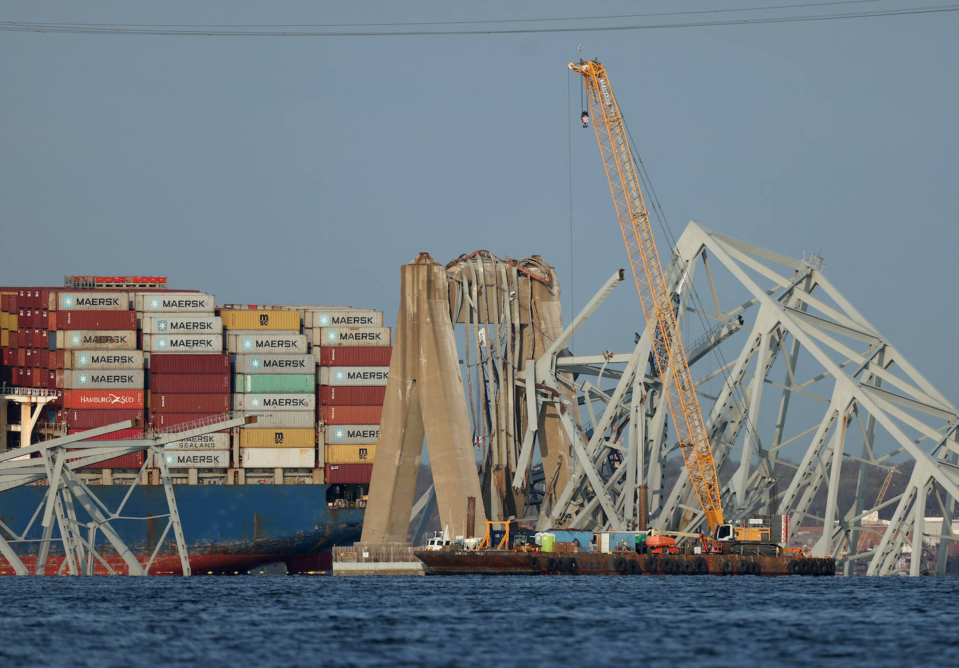 Una de las grúas más grandes del mundo retira los restos del puente colapsado en Baltimore