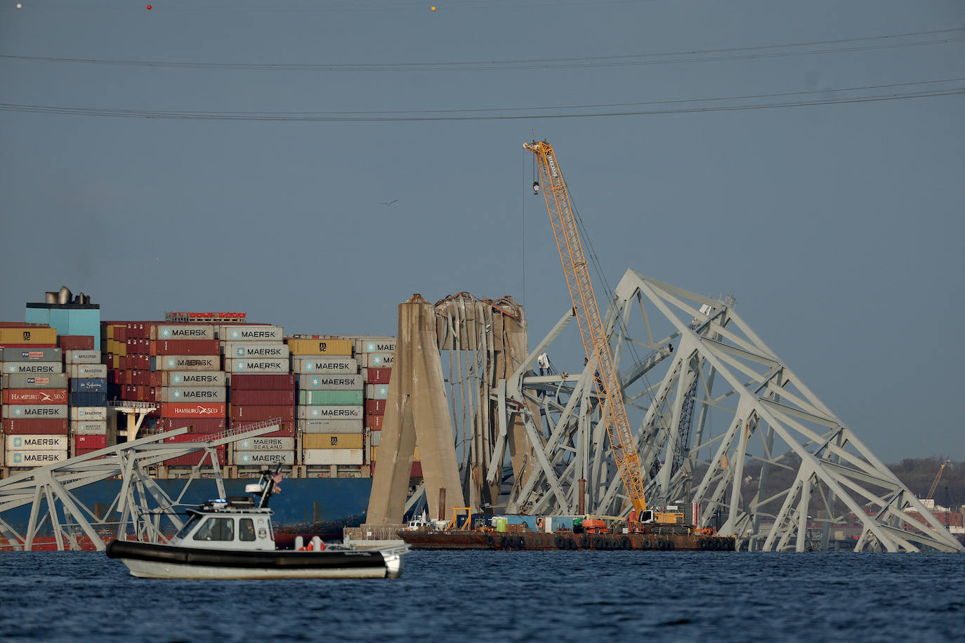 Una de las grúas más grandes del mundo retira los restos del puente colapsado en Baltimore