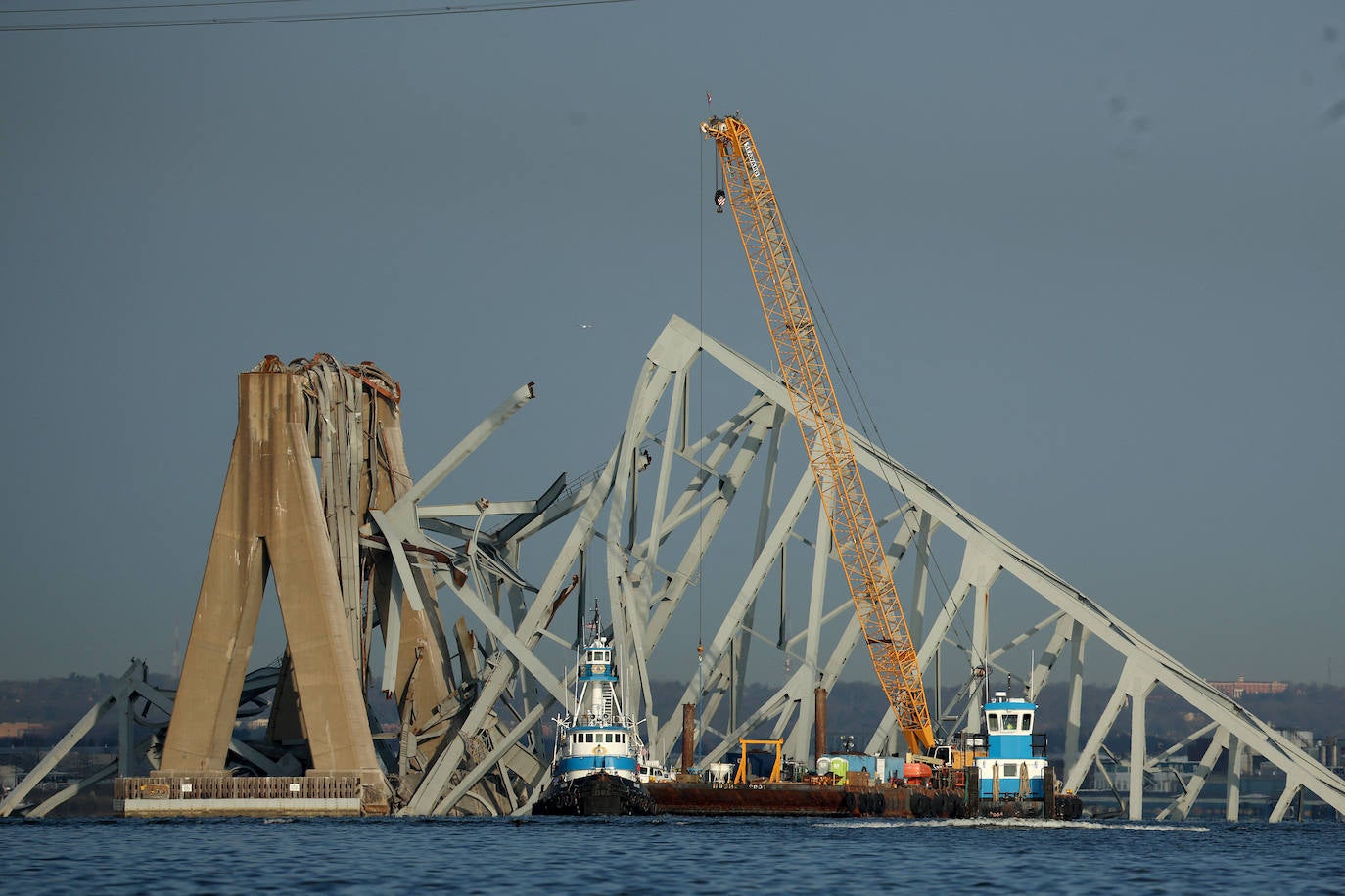 Una de las grúas más grandes del mundo retira los restos del puente colapsado en Baltimore