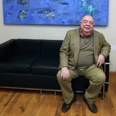 El empresario Juan José Castellano Comenge posa frente a uno de los cuadros de Horacio Silva.