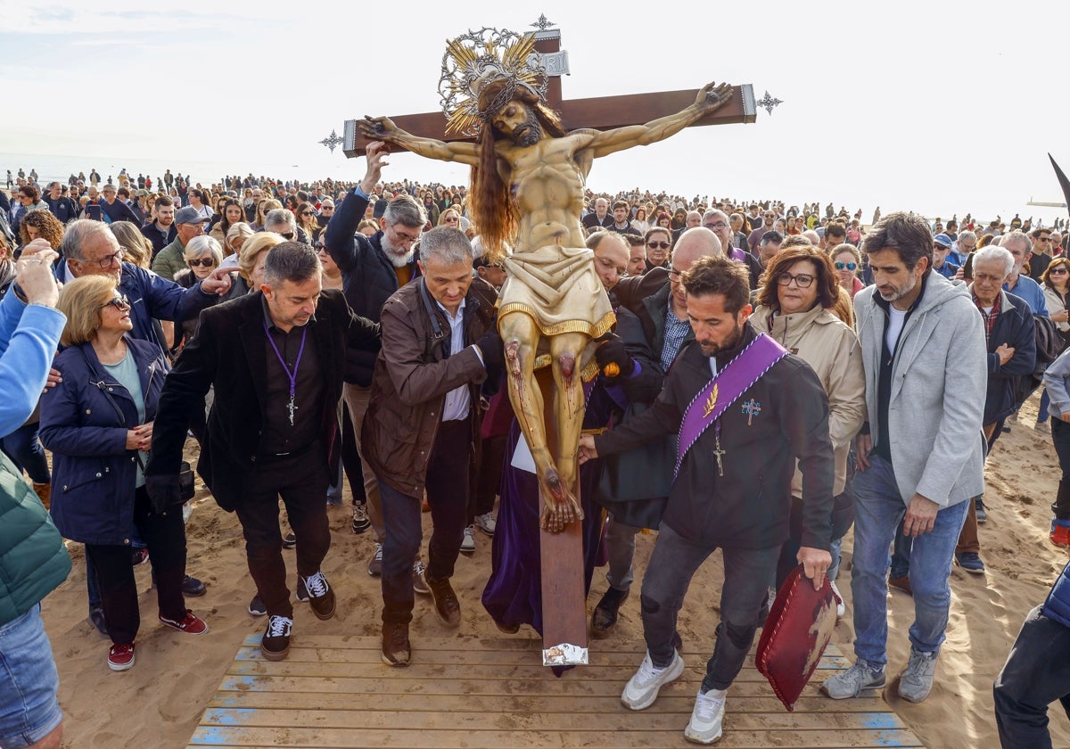 Miles de asistentes a la visita del Cristo del Salvador del Cabanyal a la playa.