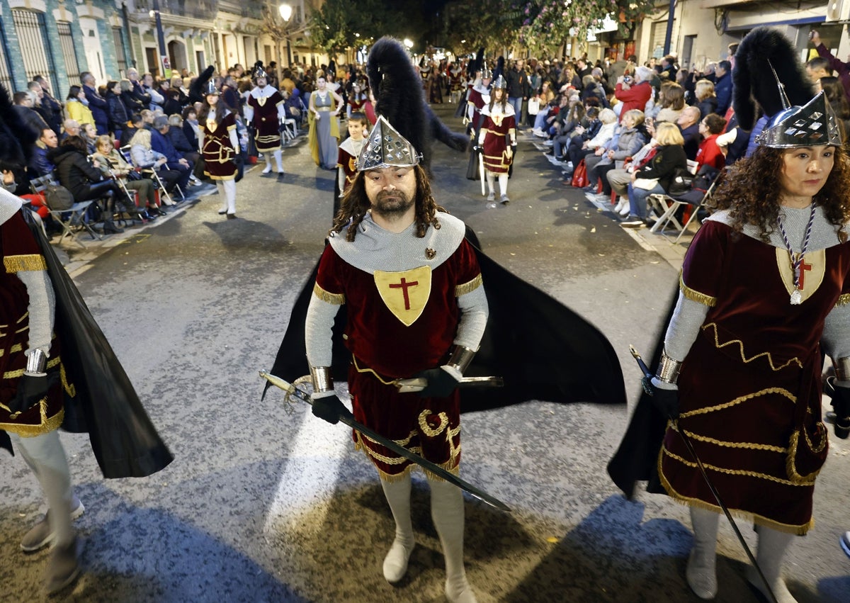 Imagen secundaria 1 - Procesión del Santo Entierro, en la calle de la Reina de Valencia.