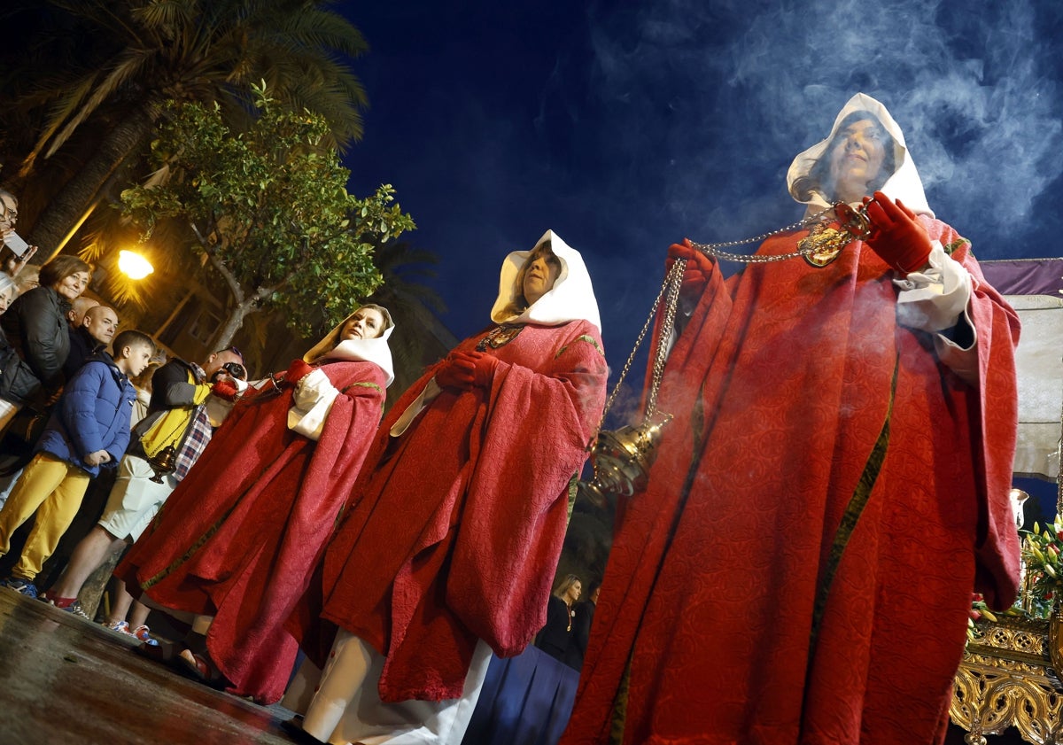 Imagen principal - Procesión del Santo Entierro, en la calle de la Reina de Valencia.