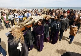 Las siete mujeres cofrades que han llevado al Cristo del Salvador y del Amparo a la playa.