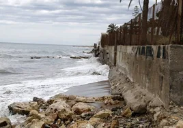 El tramo de Blay Beach, en Dénia, sigue a la espera de una actuación mientras el oleaje golpea los muros en cada temporal.