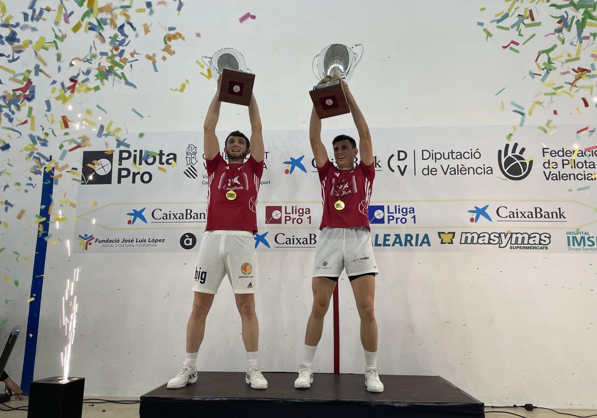 Los campeones levantan sus trofeos.