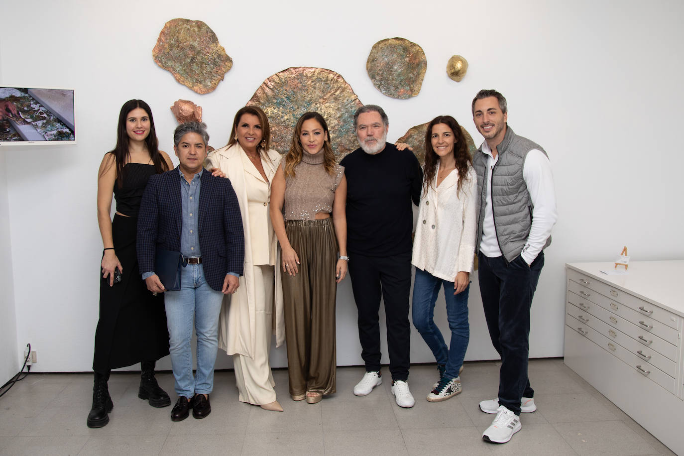 Tatiana Roig, acompañada de amigos que no quisieron perderse la inauguración de su exposición en la galería Cuatro.