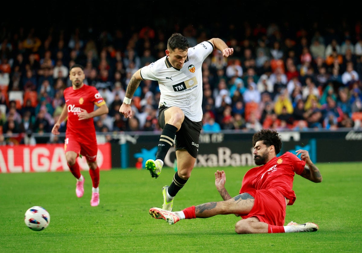 Hugo Duro superando a Samu Costa en el partido frente al Mallorca