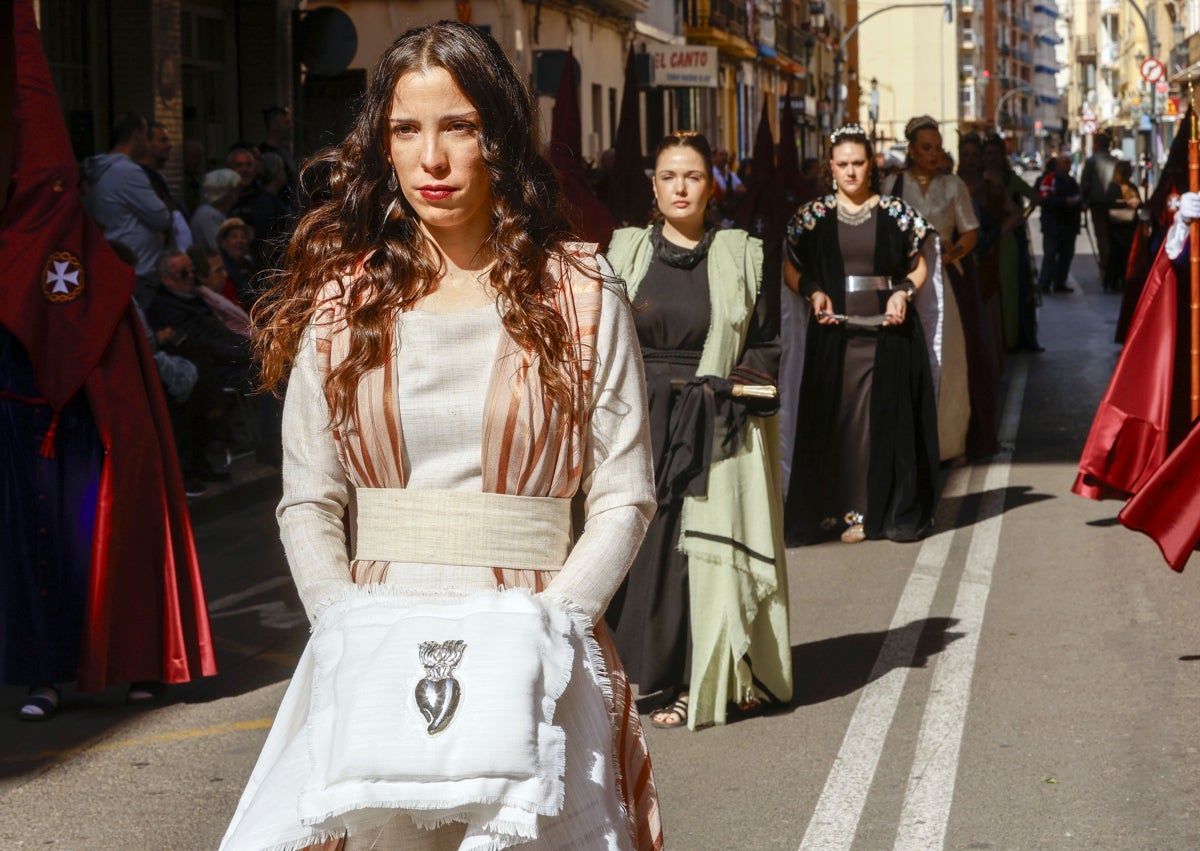 Imagen secundaria 1 - En la primera imagen, Miriam Macias, Raquel Sánchez y MAría Montilla de la hermandad del Ecce-Homo. En la segunda imagen, Sheila Montilla, en el personaje de Fe; Yaiza Dolç como Rosa Mística y Bea Palanca, como