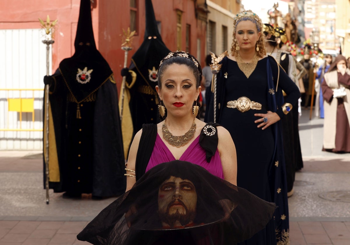 Imagen principal - Consuelo Silvestre, como Salomé y Noelia Moreno como Patricia romana, de la hermandad Coronación de Espinas.