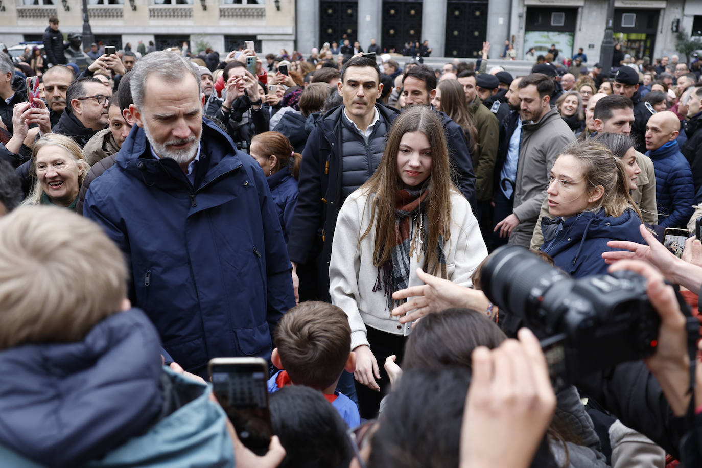 Felipe VI, Letizia, Leonor y Sofía aparecen en una procesión del centro de Madrid