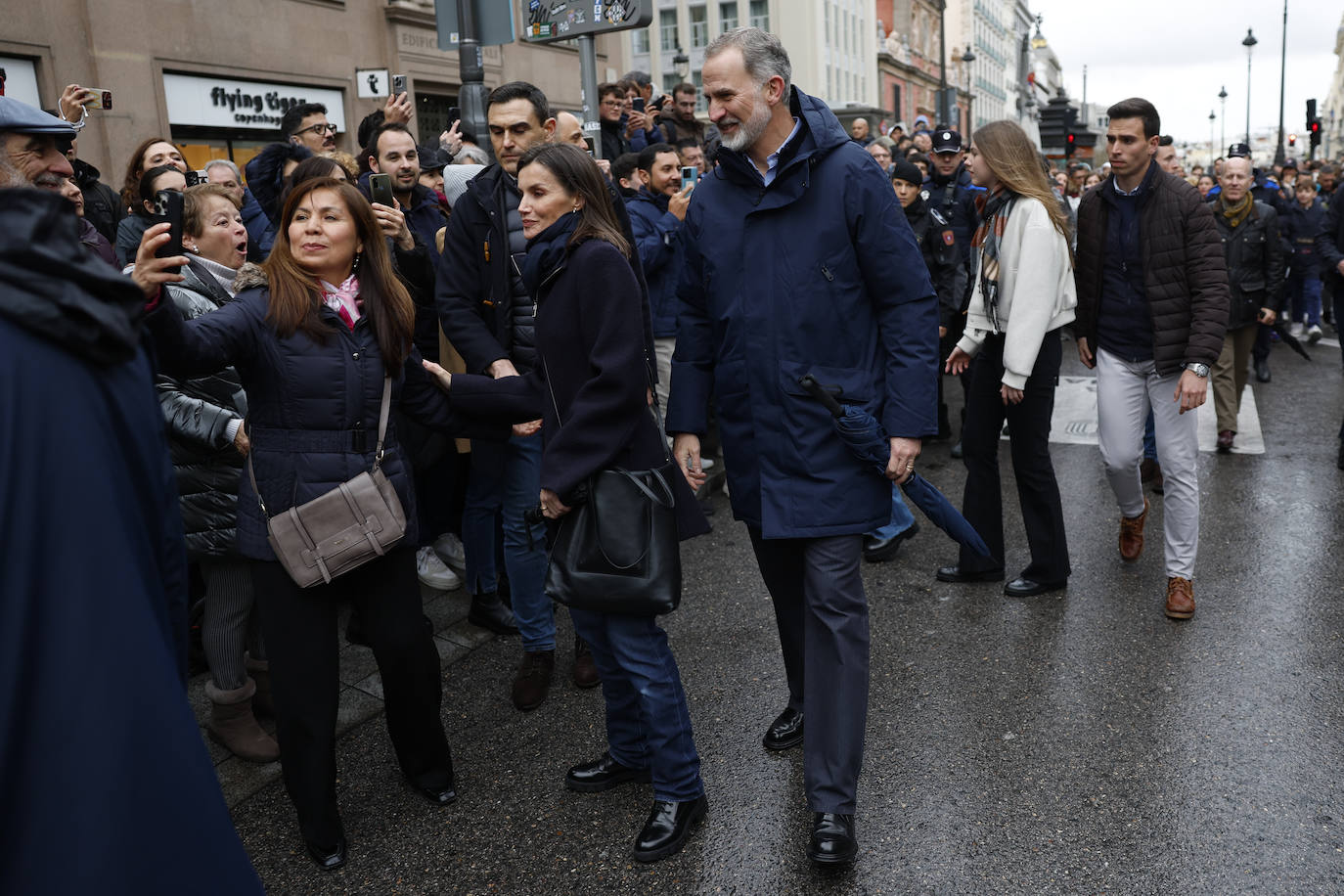 Felipe VI, Letizia, Leonor y Sofía aparecen en una procesión del centro de Madrid