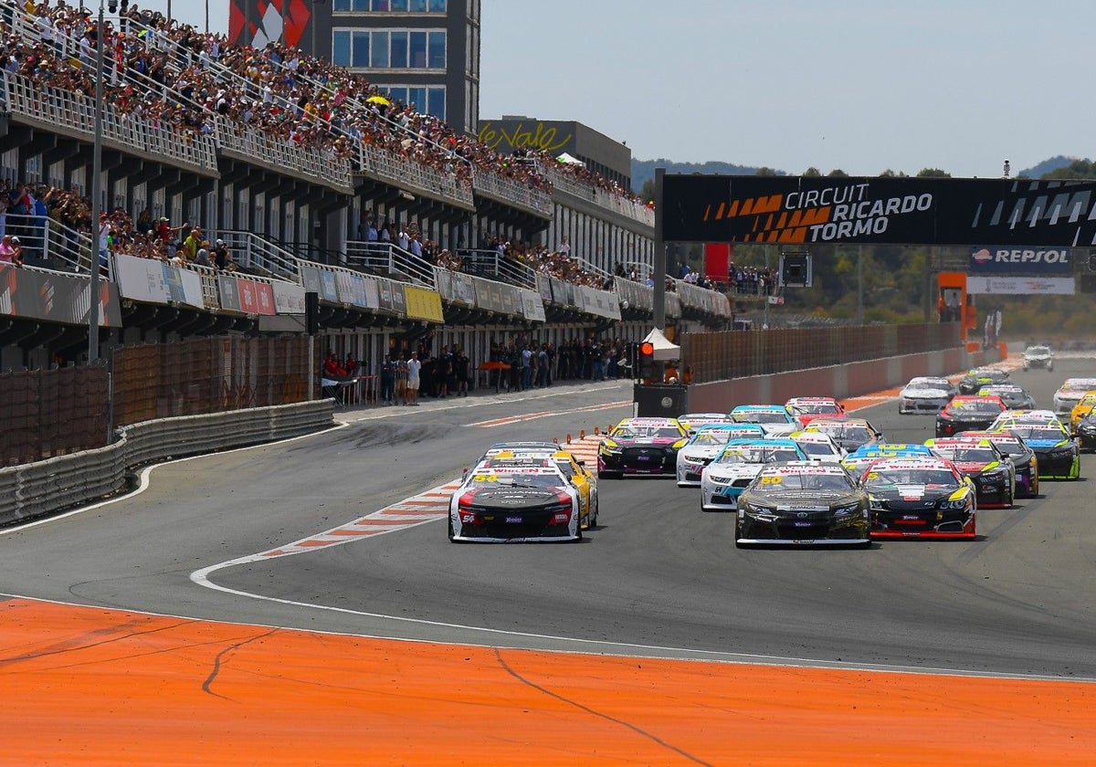 Una carrera de la NASCAR en Cheste.