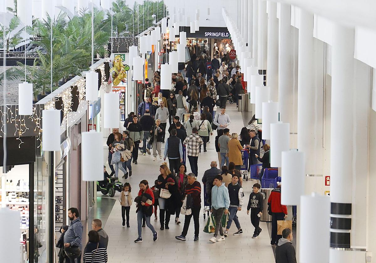 .Compras en comercios, grandes almacenes, centros comerciales y el Mercado Central.