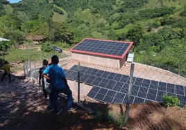 Imagen de planta solar y de biomasa situada en una aldea de Honduras.