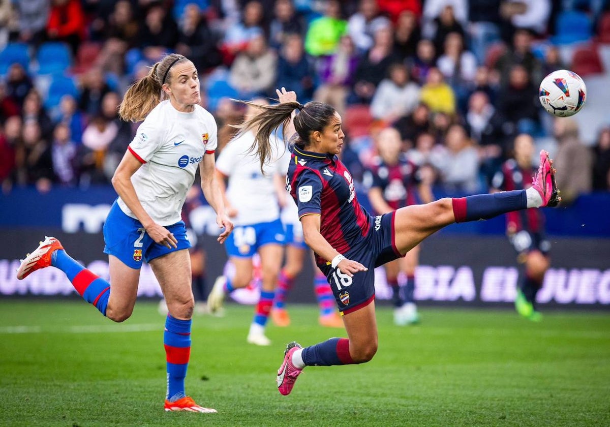 Gabi Nunes controla un balón durante el partido contra el Barcelona en el Ciutat de València.