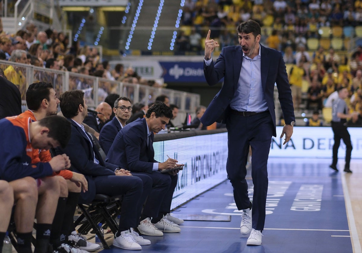 Mumbrú, ante su banquillo en el pabellón de Gran Canaria.