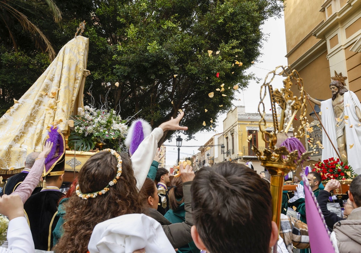 Imagen principal - Santo encuentro de Cristo Resucitado y la dolorosa, en la calle Escalante.