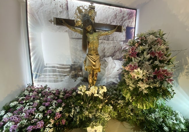 Cristo del Salvador, con flor blanca.