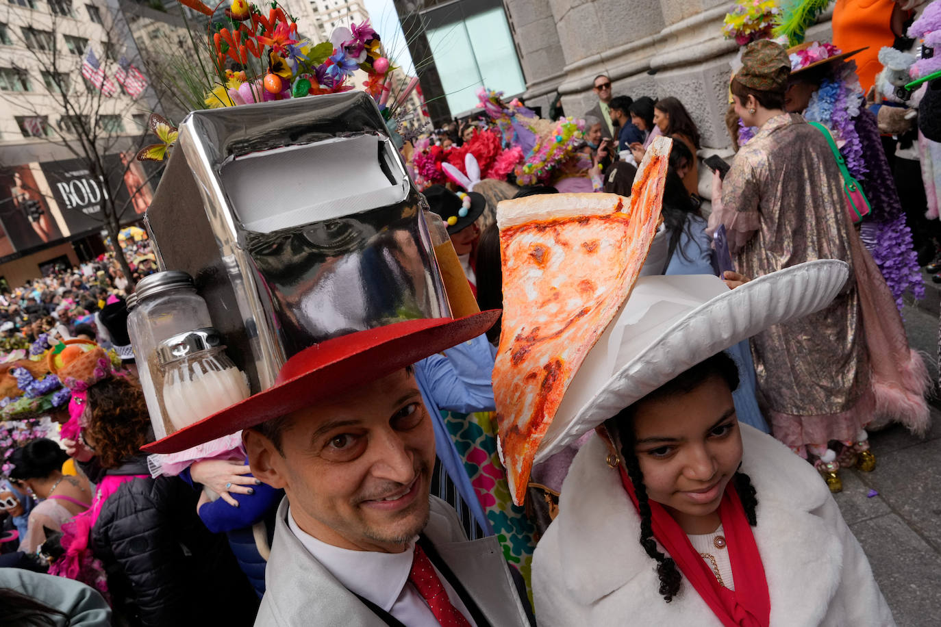 Nueva York celebra la Pascua con un desfile de llamativos sombreros