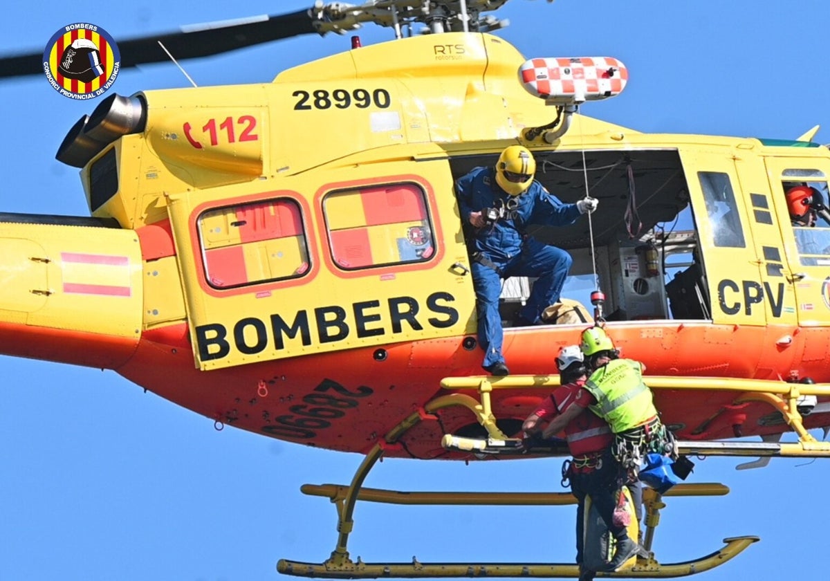 El helicóptero del Consorcio Provincial de Bomberos de Valencia en una operación de rescate.