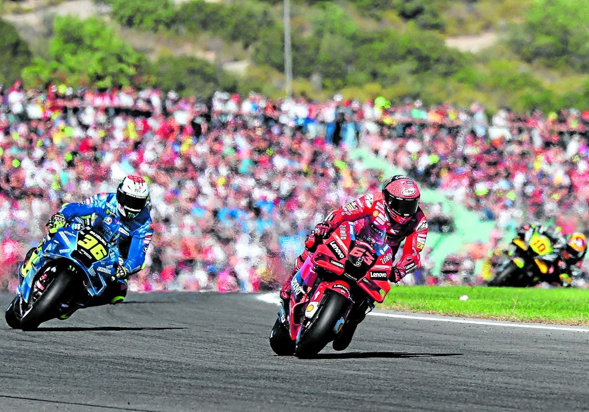 Bagnaia y Mir, en una de las carreras en el circuito de Cheste.