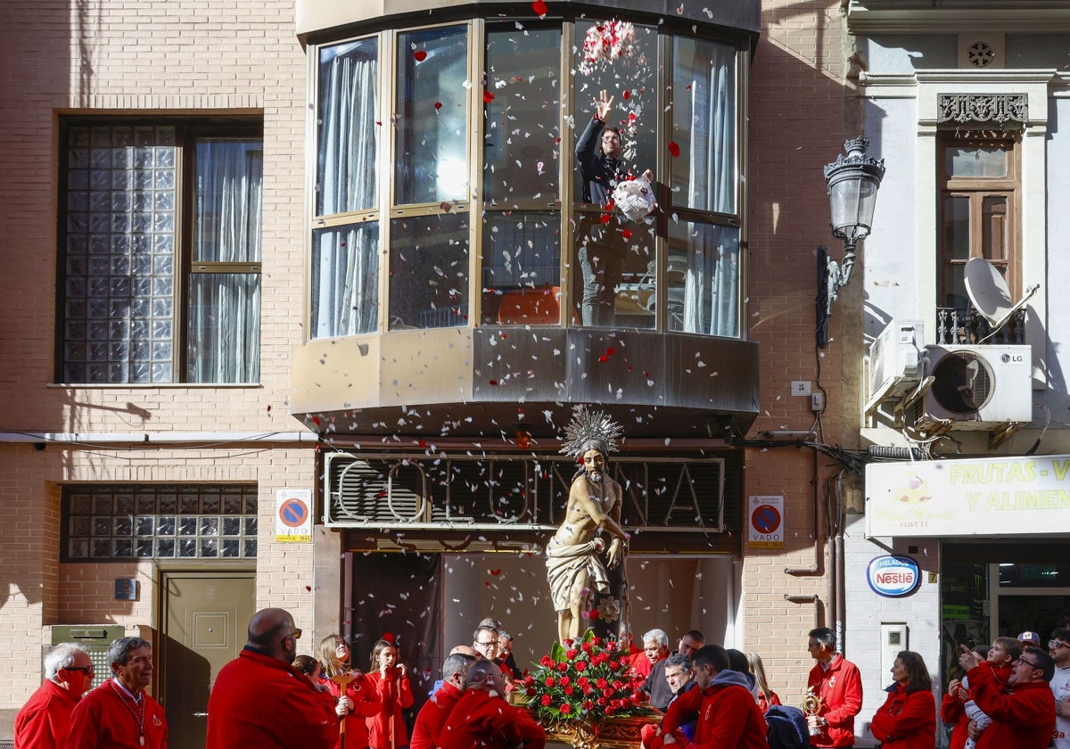 Traslado de Jesús en la Columna al templo parroquial del Cabanyal, con el lanzamiento de flores.