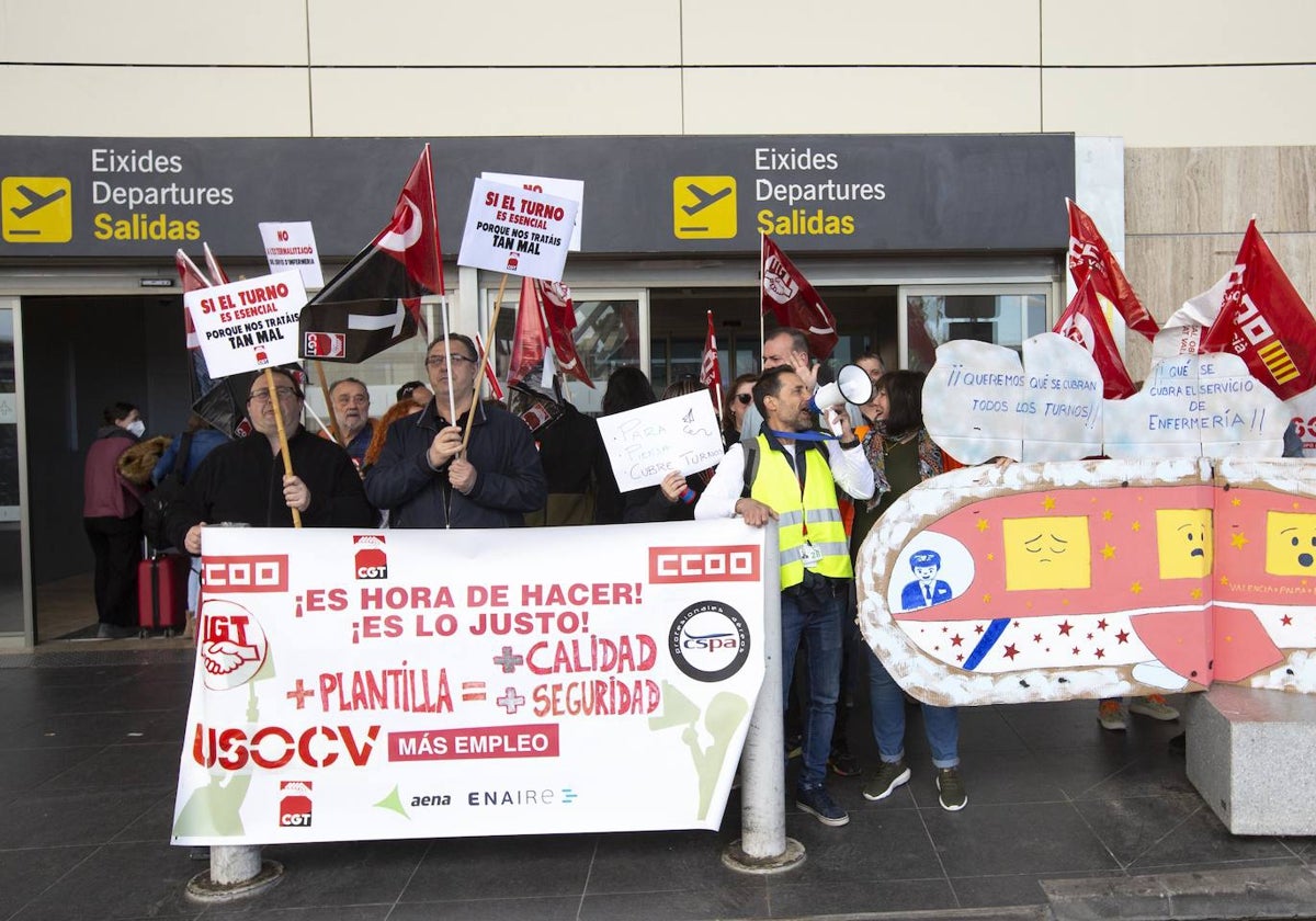 Trabajadores del aeropuerto de Valencia.