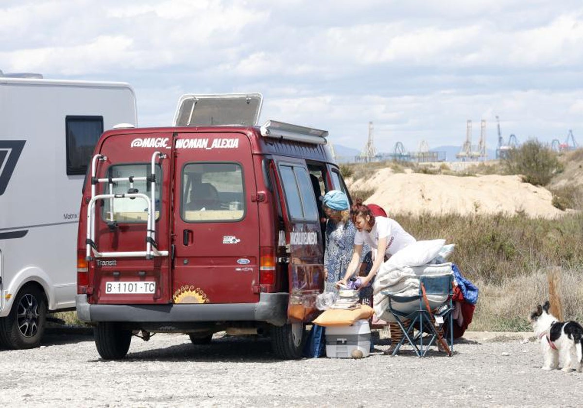 Una de las caravanas, en este caso una furgoneta camperizada, en la Devesa.