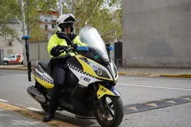 Policía Local de Xàtiva, en una de las motos actuales.