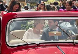 Isabel Muñoz Peral y Andrés Eduardo Lens, tras su boda en Valencia.