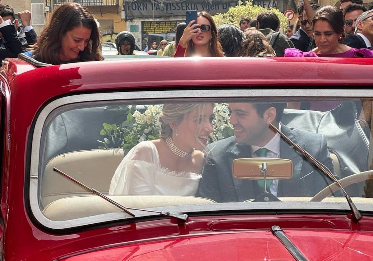 Isabel Muñoz Peral y Andrés Eduardo Lens, tras su boda en Valencia.