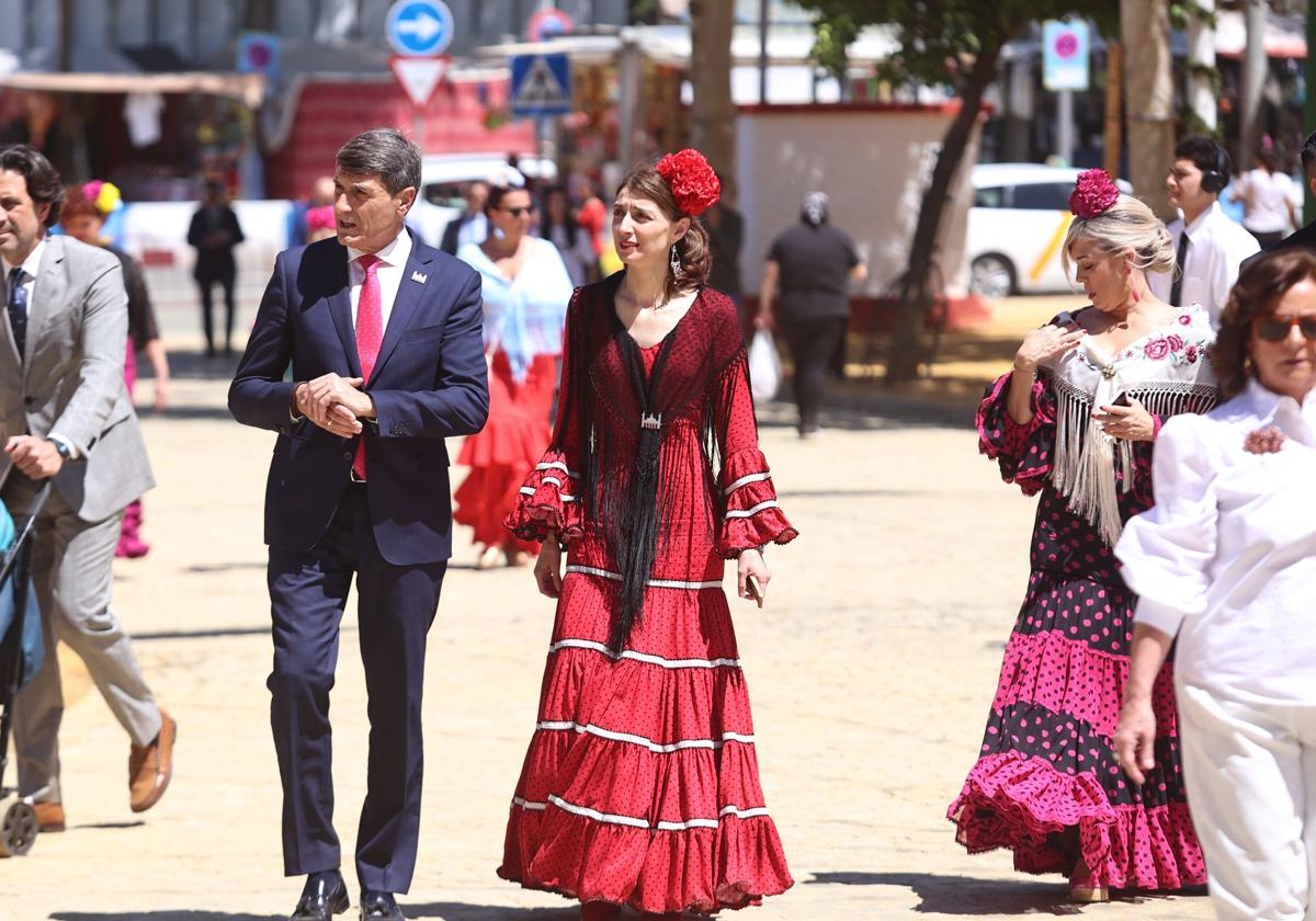 Pilar Llop y Pedro Pérez Fernández en la Feria de Abril de Sevilla 2023.