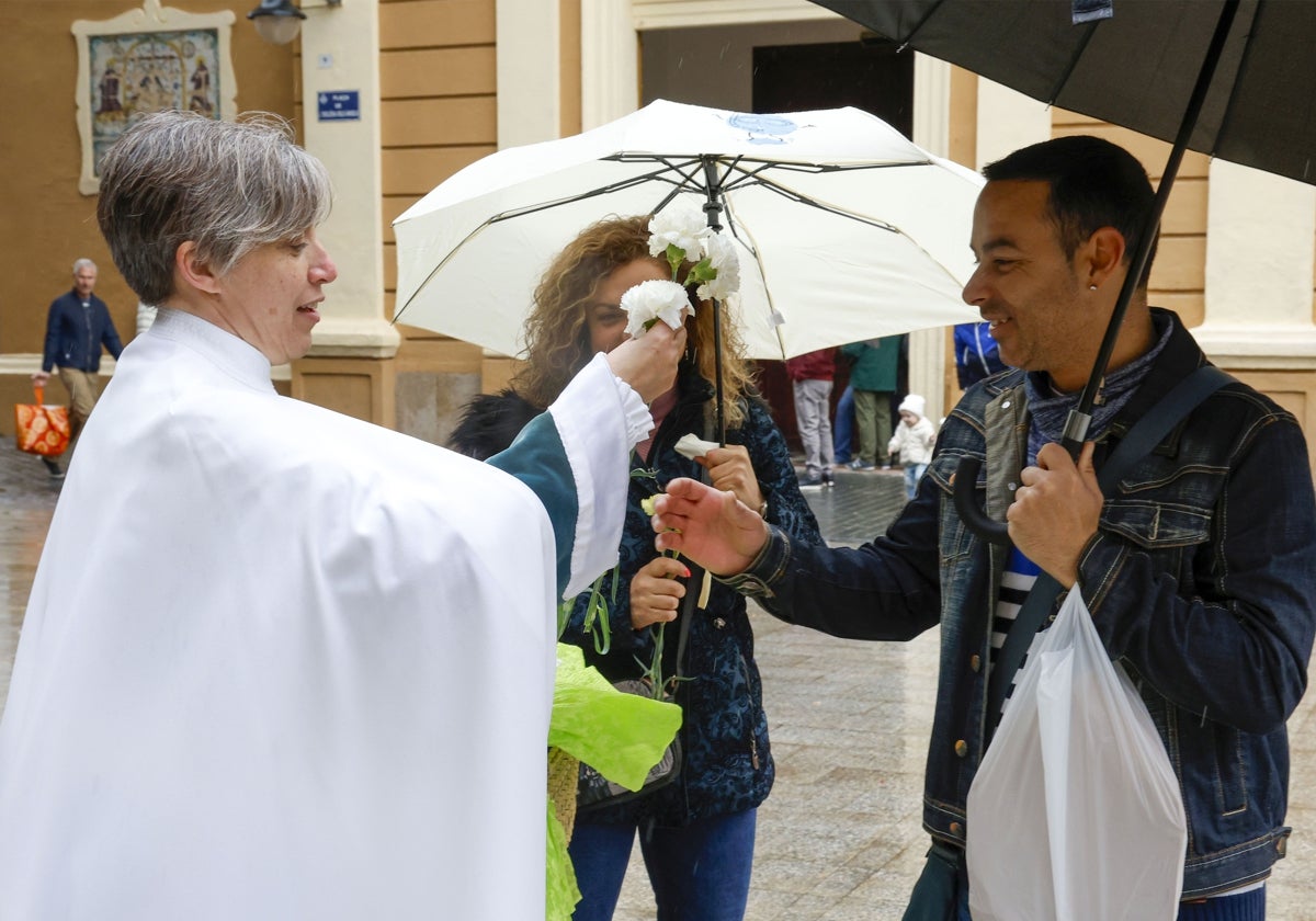 Cofrades se protegen de la lluvia el pasado domingo.