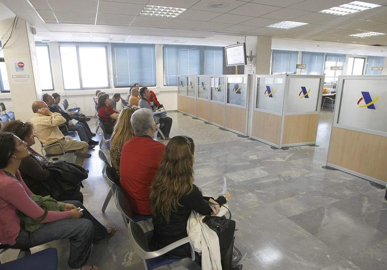 Ciudadanos en una oficina de la Agencia Tributaria.