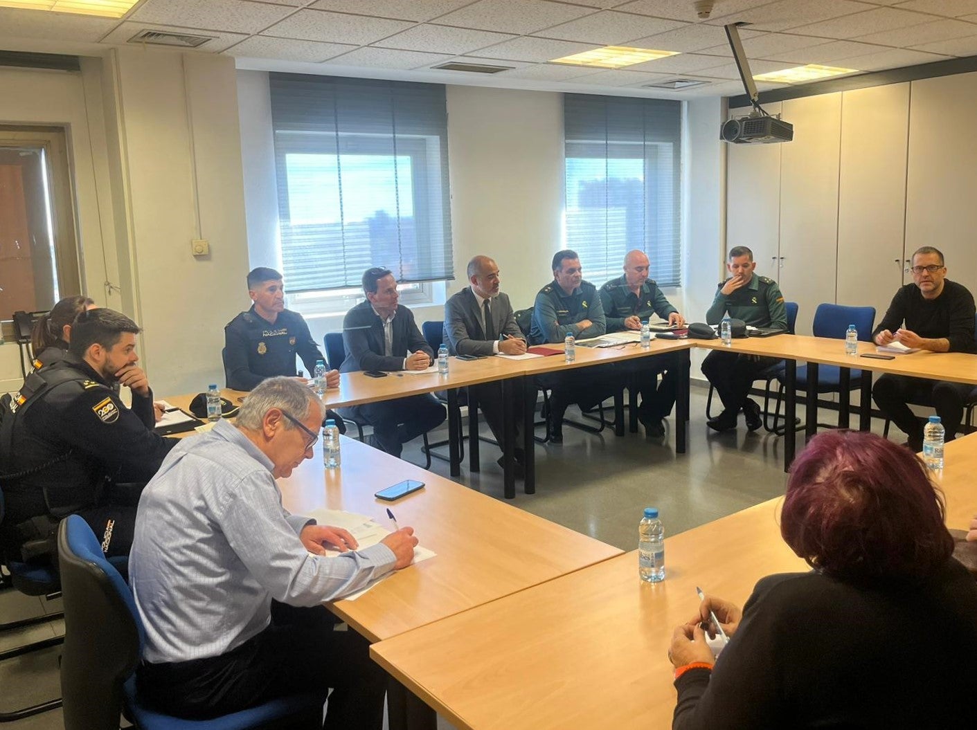 Un instante de la reunión mantenida entre el Gobierno, Fuerzas de Seguridad y vecinos de las pedanías del sur de Valencia.