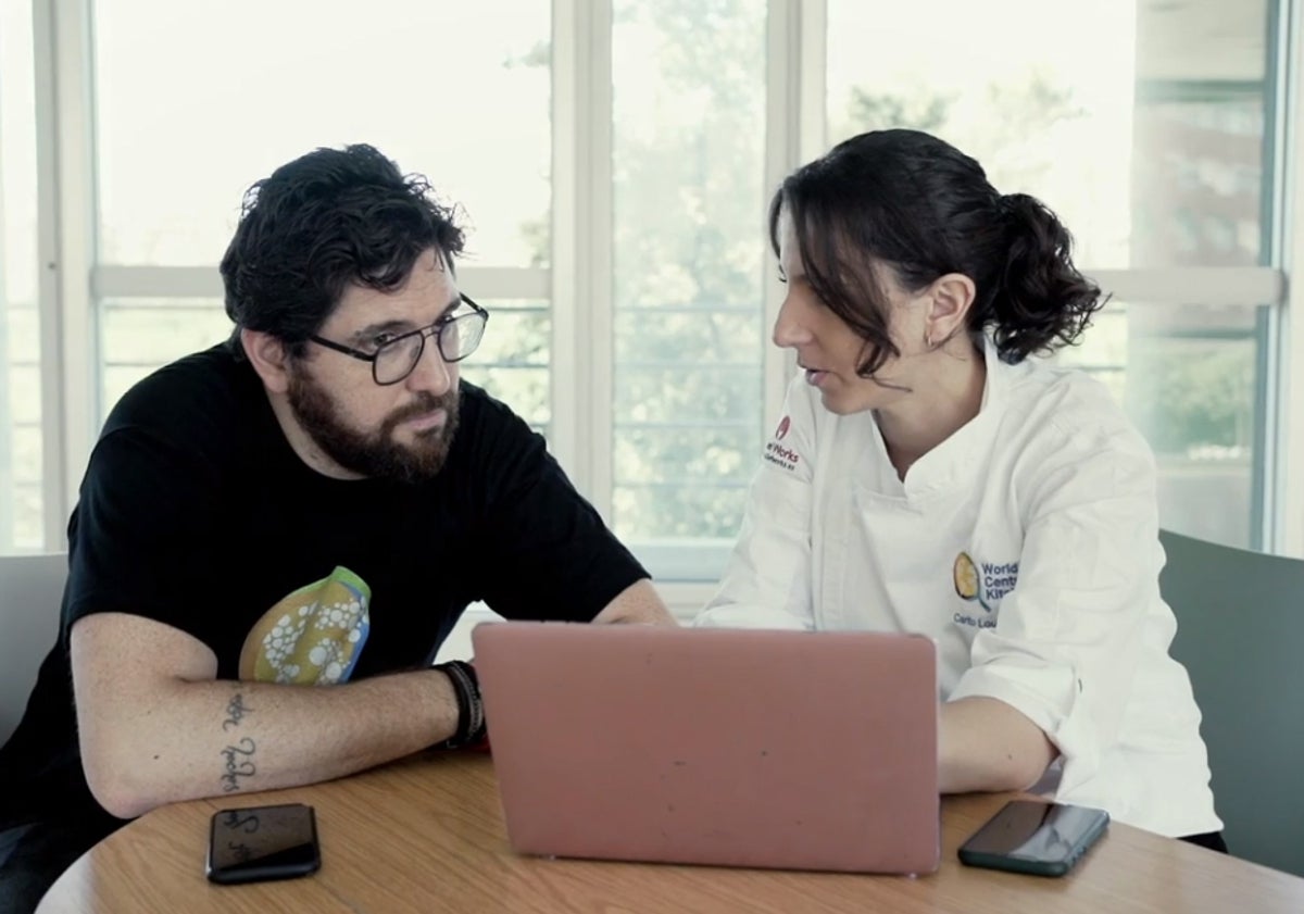 Imagen principal - Lourenço y Carrizo, preparando el operativo de reparto de comida, hace cuatro años; en las otras dos imágenes, dos momentos de la distribución de las raciones por Valencia.