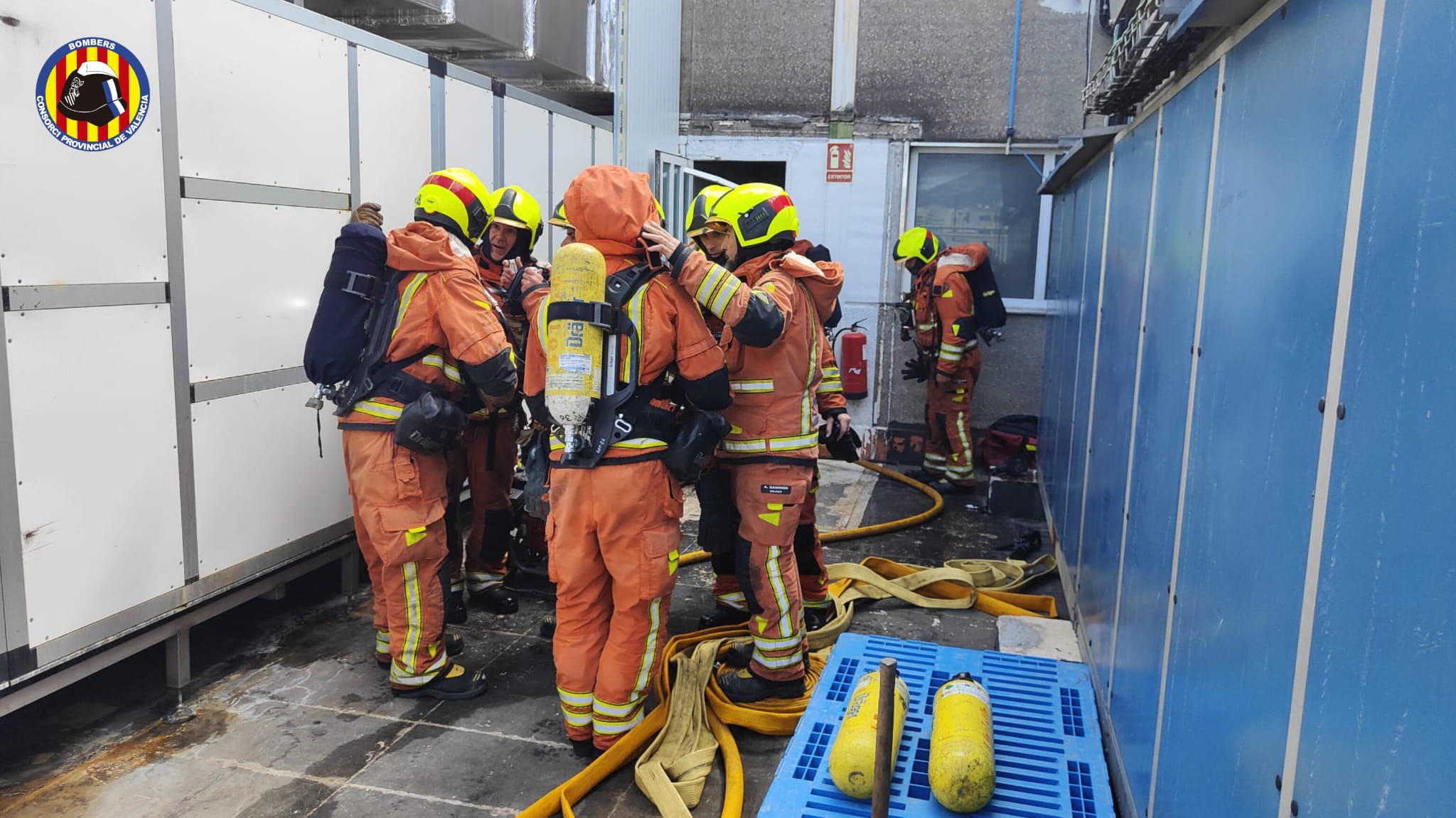 Imagen principal - Trece trabajadores de Dulcesol en Gandia son atendidos por inhalación de humo a causa de un incendio