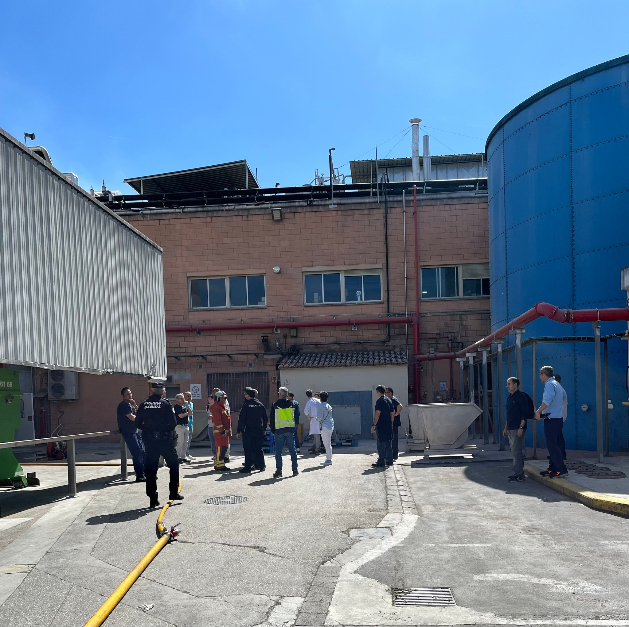 Imagen secundaria 1 - Trece trabajadores de Dulcesol en Gandia son atendidos por inhalación de humo a causa de un incendio