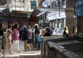 El contraste de Mercat Central entre la actividad y las paradas vacías.