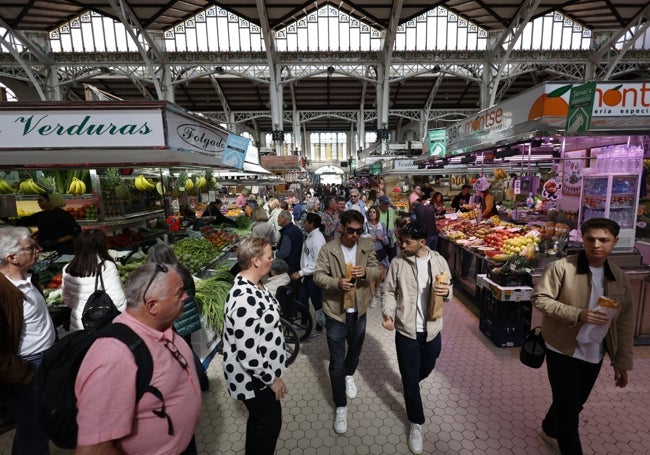 Pasillos del Mercado Central llenos de clientes.