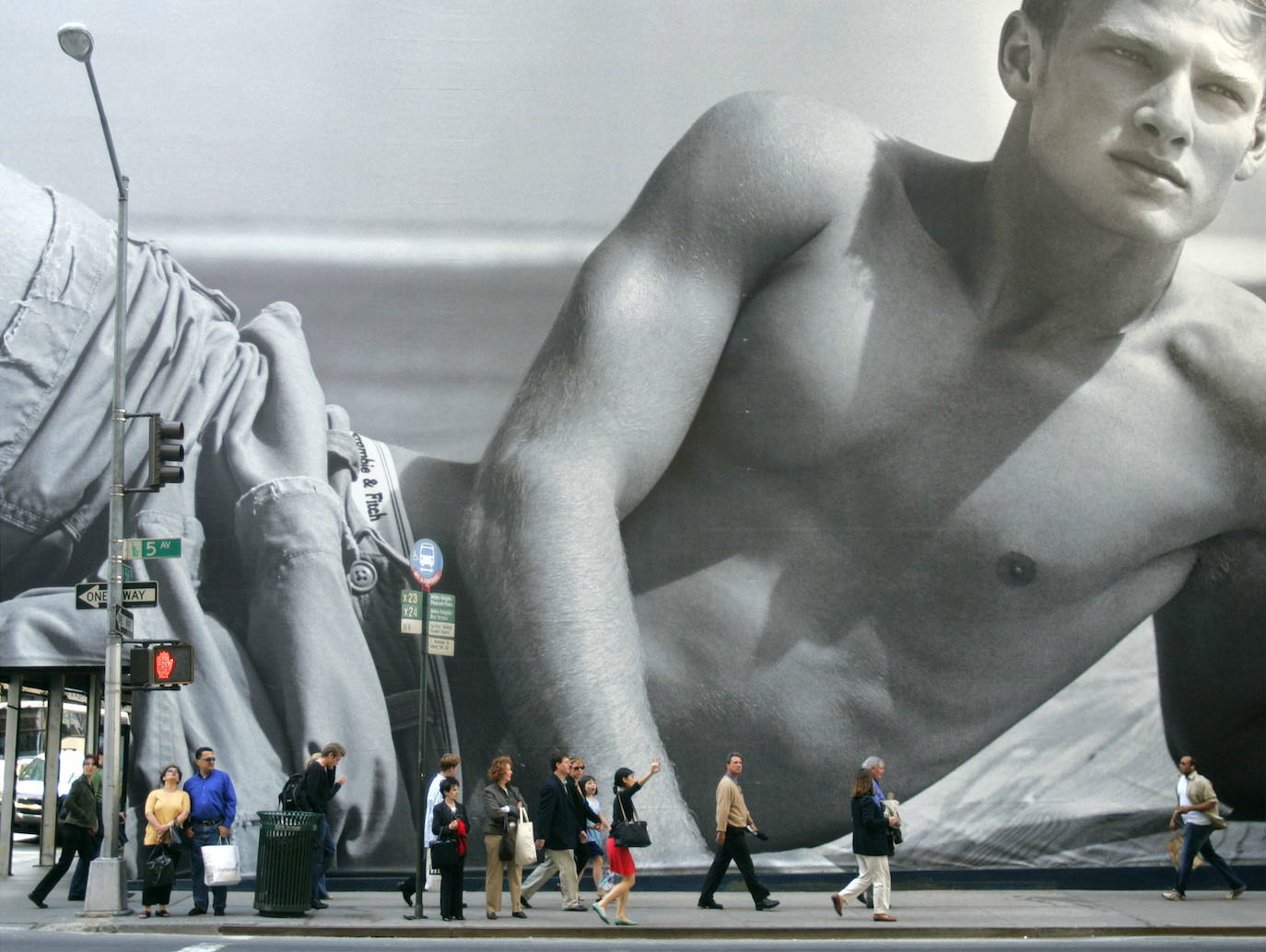 Cartel gigante de publicidad de Abercrombie & Fitch en Nueva York en 2005.