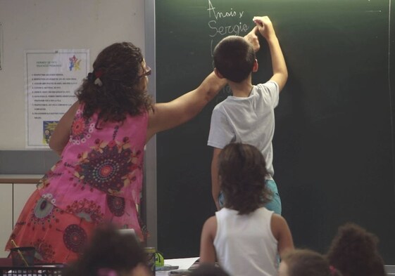 Una maestra instruye a su alumno, en una imagen de archivo.