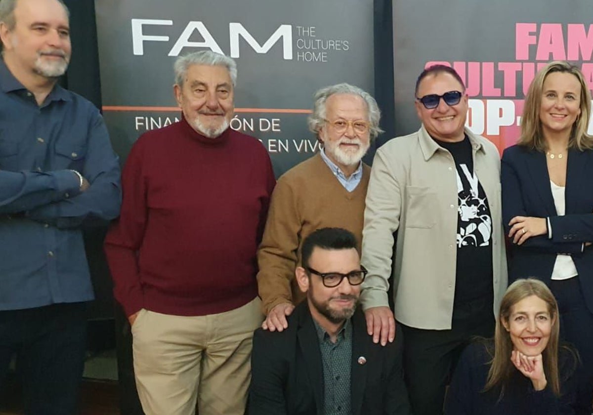 Galardonados y responsables de la organización de los Premios Pop Eye, este miércoles, en Madrid.